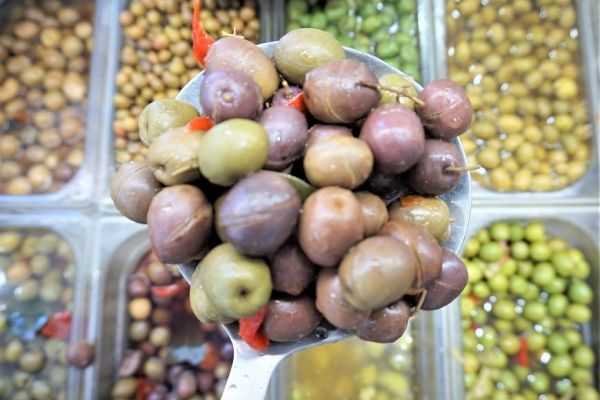 Aceituna Morada partida y de color morado con su toque de ajo y pimiento