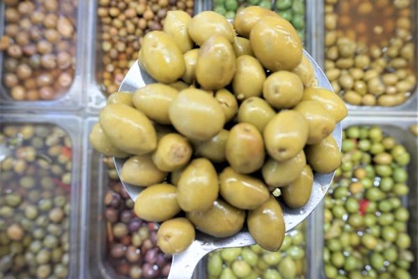 Aceituna Partida Abuela, verde y partida aliñada con ajo, pimientos y hierbas de la abuela