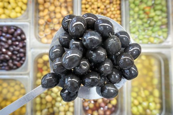 Aceituna Negra Dulce, llamada también negra perla por su forma redonda