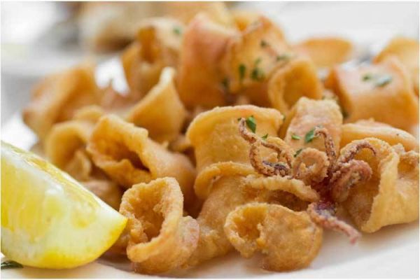 Calamars trossejats arreboçats, coneguts com a "sevillanos"