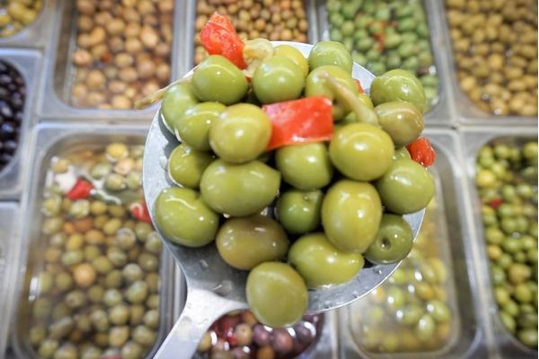 Aceituna Machacabú, aceituna verde aliñada con pimiento y un pequeño punto picante