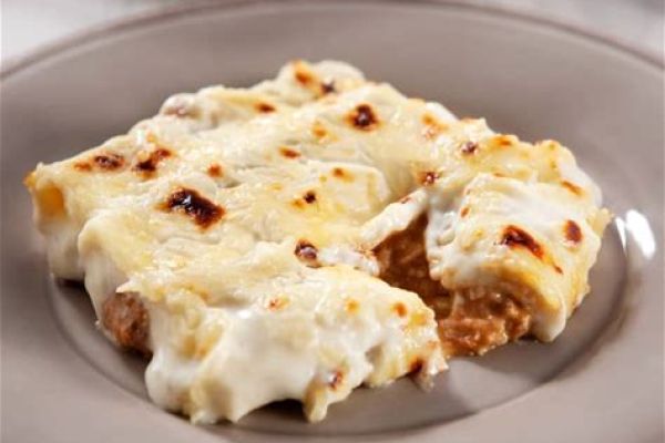 Canelons d'espinacs, tonyina i carn amb bechamel