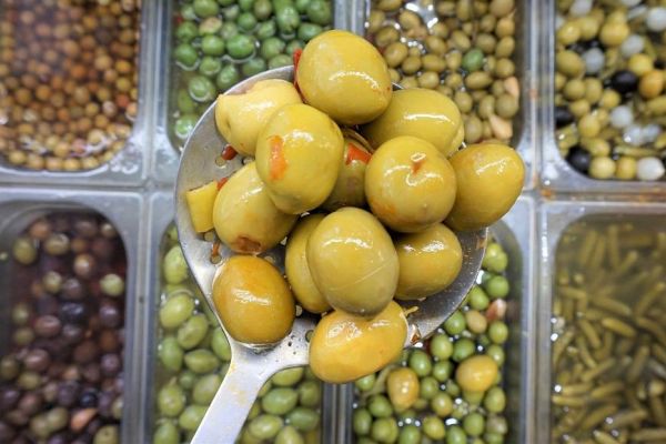 Aceituna Gordal Picante, grande y aliñada al punto de picante