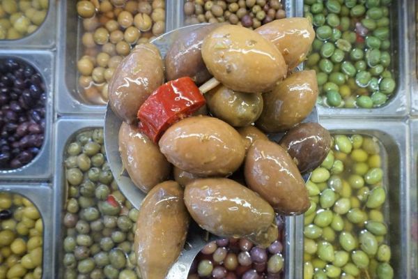 Aceituna italiana Bola, con forma más ovalada y aliñada con toques italianos