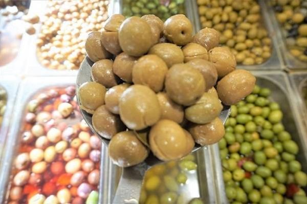 Aceituna Aloreña o Malagueña, partida aliñada con ajo y laurel