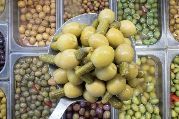 Aceituna Kimbos mini, aceituna pequeña rellena de pepinillo