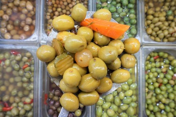 Aceituna Gazpatxa combinada con pepinillos, cebollitas y zanahorias