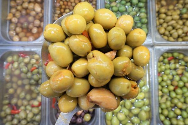 Aceituna partida Verdial, partidas con ajo y pimiento con su aliño anaranjado