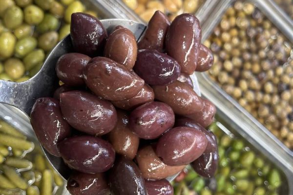 Aceituna Negra Kalamata, ovalada, grande y sabrosa de aires griegos